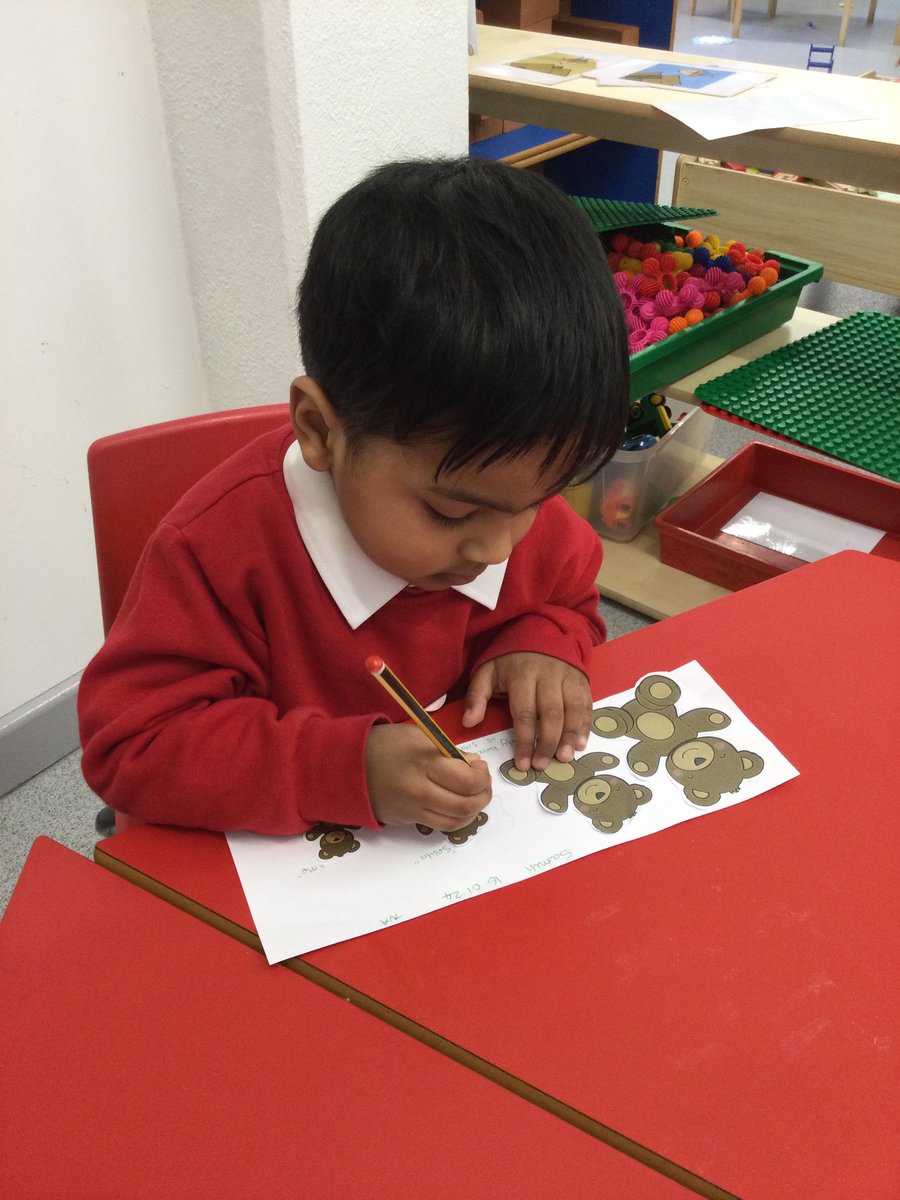 LeighPrimary's tweet photo. The Nursery children have been looking at size this morning. We ordered the bears in size order and used mathematical language such as big, large, medium, small, tiny to comment on the bears.
#article28 #EYFS #bears #peaceatlast #maths #sizeorder #vocabulary https://t.co/kfPfKNWWmv