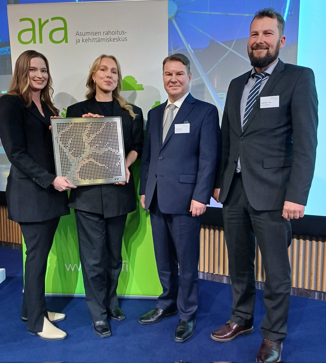 Vuoden parhaat ARA-neliön palkintolaatan tekijät Janika Leppioja ja Elisa Vehkala LAB Muotoiluinstituutista sekä TVT Asunnot Oy:n Teppo Forss ja Johannes Malmi. #arapäivä2024