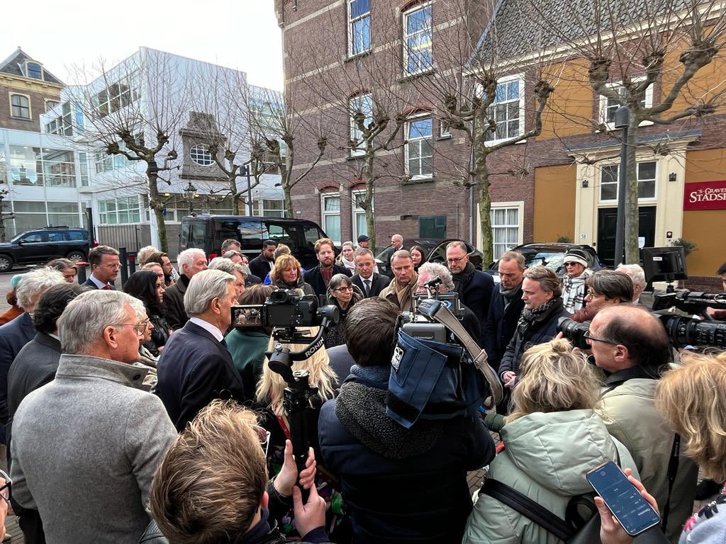 COAnl's tweet photo. Vandaag bieden @VNGemeenten, @IPO_Provincies en COA een petitie aan de @EersteKamer. Daarin roepen we op om voor de #Spreidingswet te stemmen. Deze is hard nodig om uit de noodsituatie te komen, de asielopvang evenredig te verdelen over het land en te zorgen voor stabiele opvang. https://t.co/5sTlCVuGG8