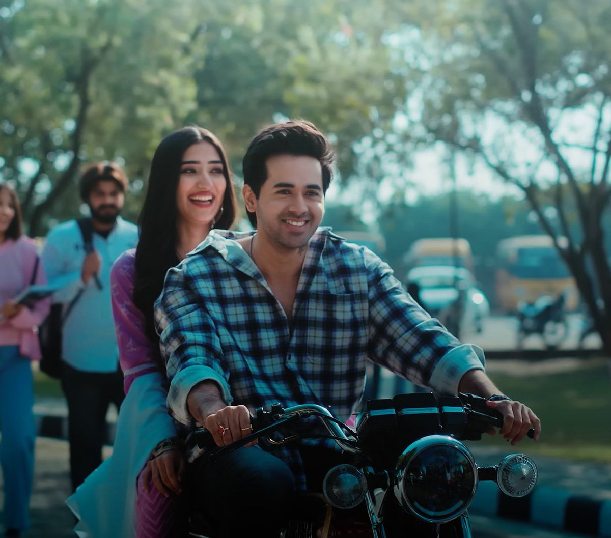 RandeepR_Fandom's tweet photo. Not every lovestory gets a happy ending , some are immortal forever ❤️🥹
PS- Randeep in bike riding scenes make heartbeats faster🔥
#RandeepRai #RaftaRafta https://t.co/5yu0u9l7Ek