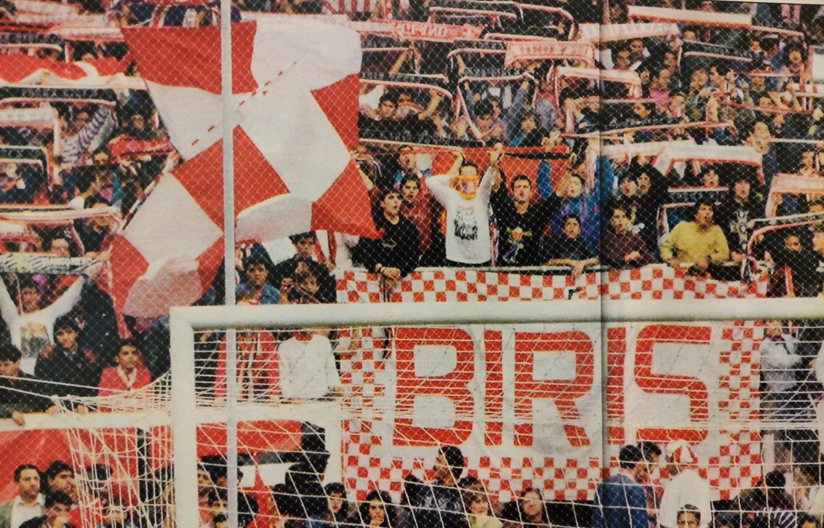 culturayesenzia's tweet photo. Graderío biris Norte.
#ultras #sfc #golnorte #viejostiempos https://t.co/5yclqpumQn