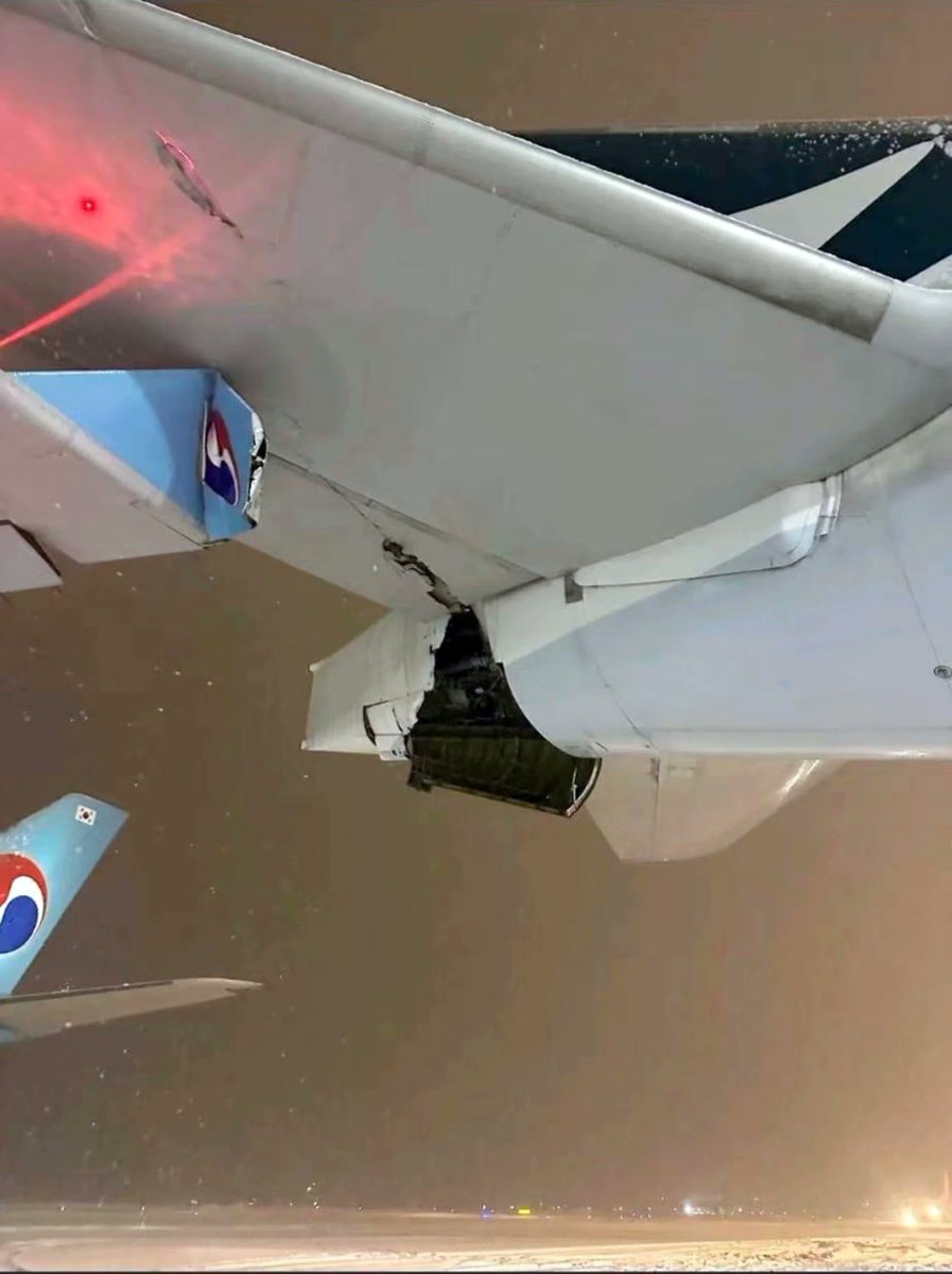 JacdecNew's tweet photo. Korean Air Airbus A330-300 (HL7702) and Cathay Pacific AW Boeing 777-300 (B-HNJ or B-HNW) sustained damage in a ground collision at Sapporo New Chitose Intl AP (RJCC), Japan. Korean flight #KE766 was pushing back from its stand when the left wingtip struck the tail of the stationary B773 causing damage to both aircraft. 
https://t.co/GY9hf6btC0