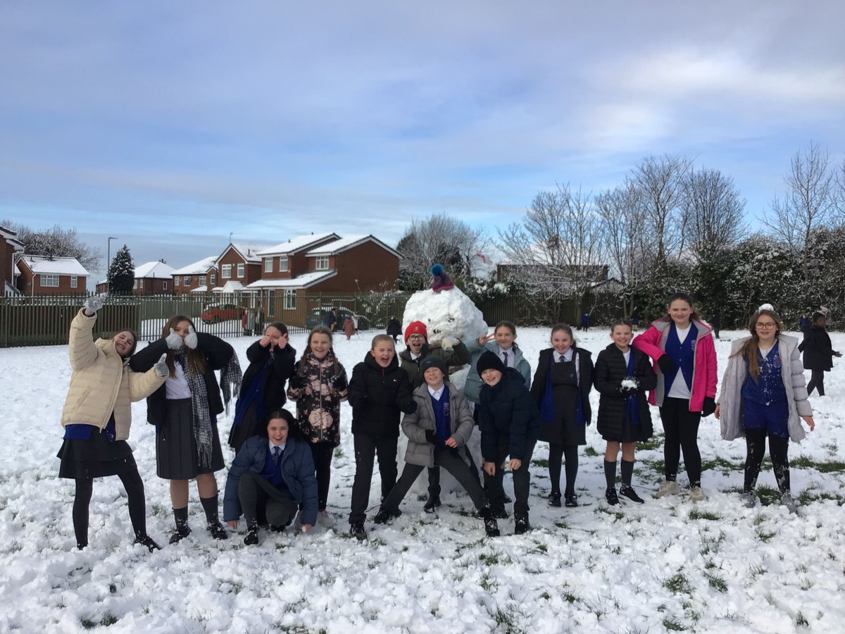 ReadsWillis's tweet photo. Snow days are the best! @whistonwillis1 @MrWongWW  @MissCaldwell09 https://t.co/QOXBXLqjqS