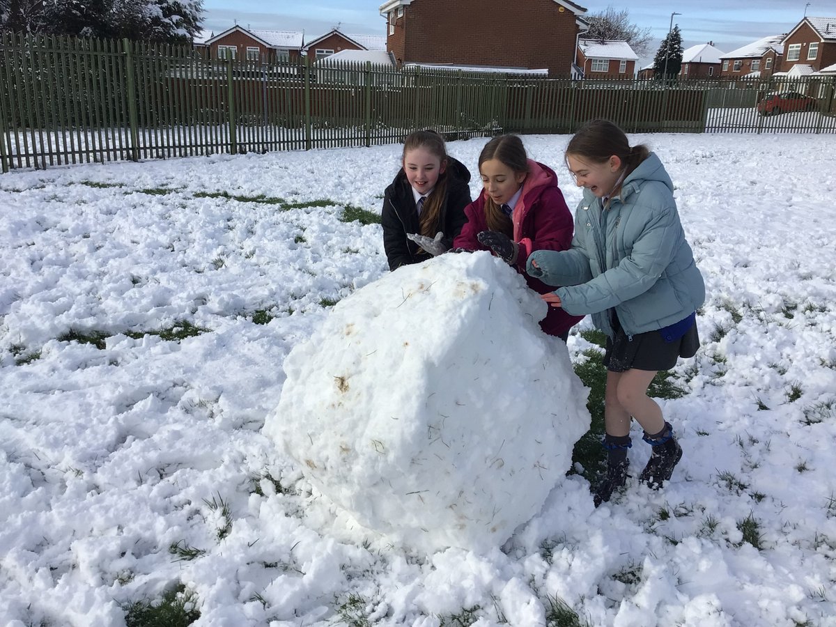 ReadsWillis's tweet photo. Snow days are the best! @whistonwillis1 @MrWongWW  @MissCaldwell09 https://t.co/QOXBXLqjqS