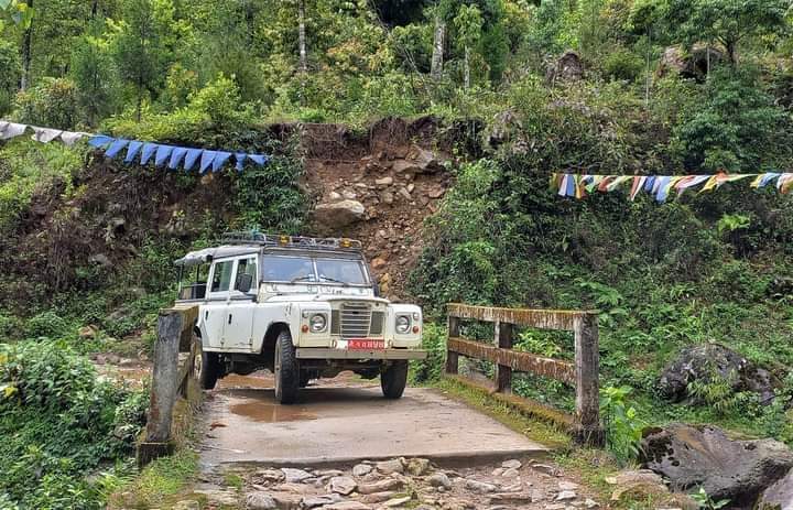 SamWatson__'s tweet photo. April 2022, the Himalayas of eastern Nepal, heading for the border with India.

@LandRover_UK @overlandeurope @LRMonthly https://t.co/jz9WppMiPS
