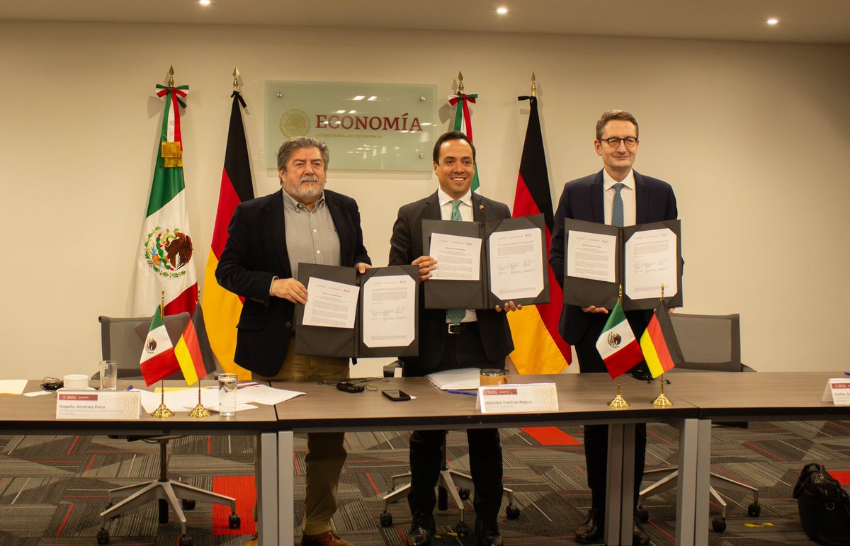 BMV's tweet photo. Hola & Hallo! Im #Digitaldialog unterzeichneten 🇲🇽 & 🇩🇪 Arbeitsplan 2024:
📈 #KMU bei digitaler Transformation unterstützen
⚖️ Nachhaltige Nutzung digitaler Technologien #Datenpolitik #InternetGovernance
📱 Ethische Anwendung neuer Technologien #5G #SmartMobility & #KI. https://t.co/Nuk9lgh3zd