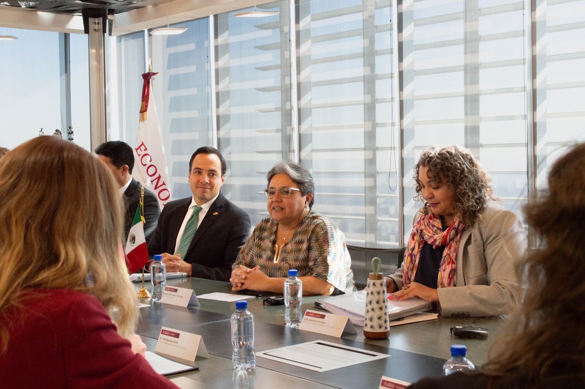 BMV's tweet photo. Hola & Hallo! Im #Digitaldialog unterzeichneten 🇲🇽 & 🇩🇪 Arbeitsplan 2024:
📈 #KMU bei digitaler Transformation unterstützen
⚖️ Nachhaltige Nutzung digitaler Technologien #Datenpolitik #InternetGovernance
📱 Ethische Anwendung neuer Technologien #5G #SmartMobility & #KI. https://t.co/Nuk9lgh3zd