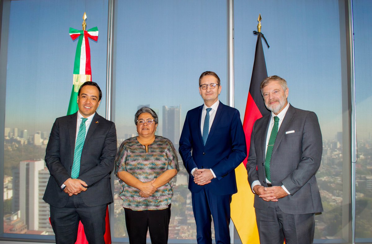 BMV's tweet photo. Hola & Hallo! Im #Digitaldialog unterzeichneten 🇲🇽 & 🇩🇪 Arbeitsplan 2024:
📈 #KMU bei digitaler Transformation unterstützen
⚖️ Nachhaltige Nutzung digitaler Technologien #Datenpolitik #InternetGovernance
📱 Ethische Anwendung neuer Technologien #5G #SmartMobility & #KI. https://t.co/Nuk9lgh3zd