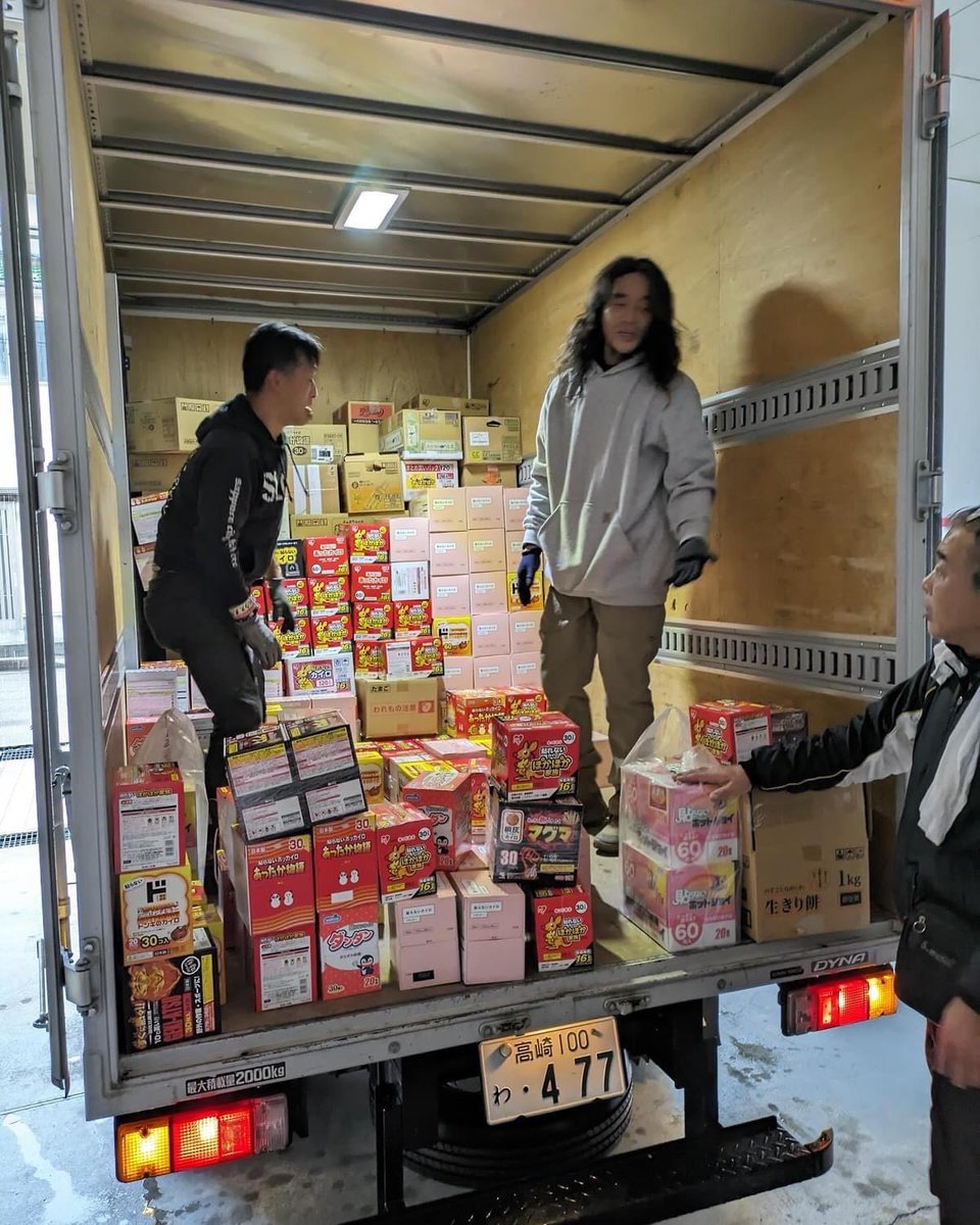 MOTEKI_G_FREAK's tweet photo. 77755枚
ハイエースと2tのパネルバンをパンパンにしたカイロが七尾市に

群馬人たちの愛
群馬にわざわざカイロを持ってきてくれた人たちの愛
気持ちが積もって山となった強力な協力

まだまだいける
この国の人たち
必要な人に届くと信じてます
皆の愛の山を慎重に運ばせていただきました
ありがとう https://t.co/bY3BERsNFd
