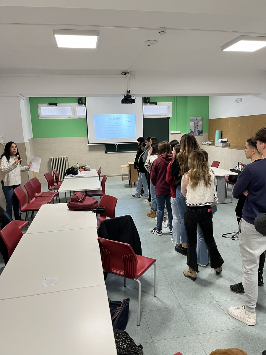 angelsricart's tweet photo. #Batx1 @LopezVicuBCN fan un taller @EconomiaDeLesCures #TransformessPVPro #Economiacritica #decreixement important reflexió sobre economia. Gràcies Maria https://t.co/fMDxl8kqGn