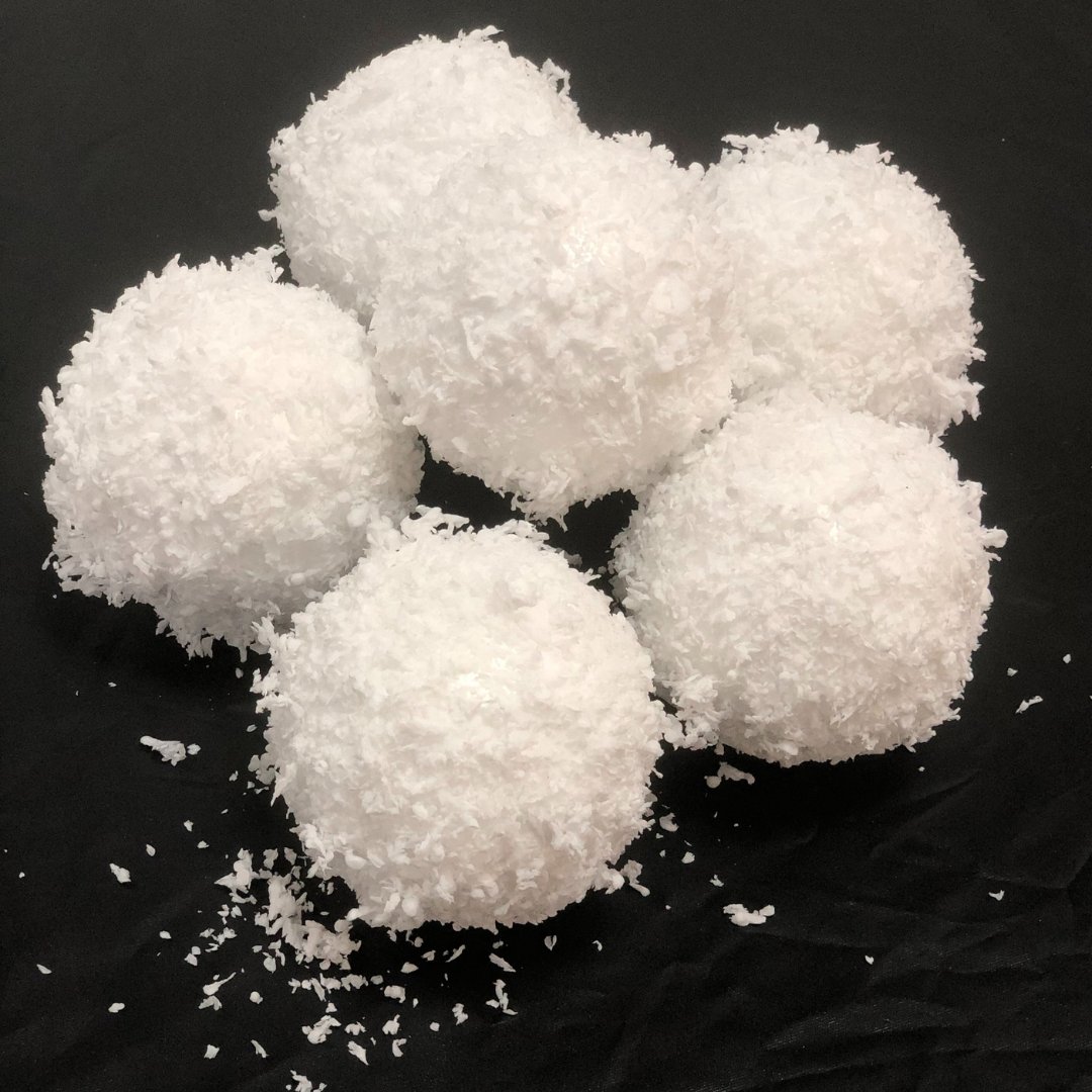 🌨❄️ Snow Day! ❄️🌨
Are you a lover or a hater of the snow?! There seems to be a mixture of us here at Molygran!! 
Here's a little throwback to these extremely effective EPS snowballs!! 
Stay safe on the roads and enjoy the snow if you can! 
#SnowDay