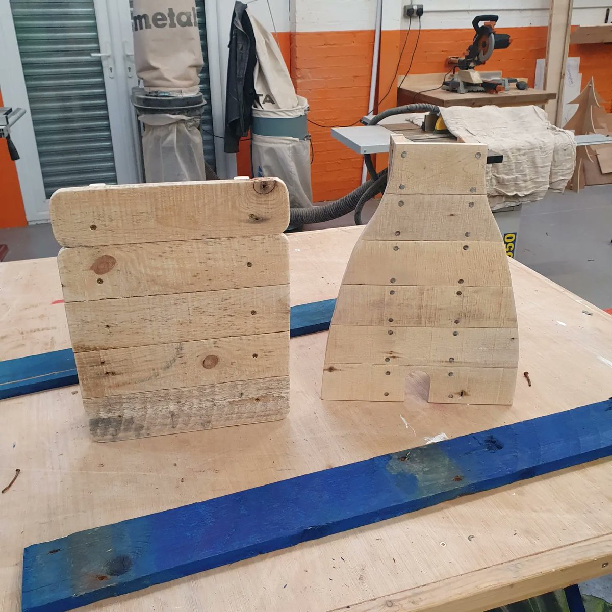 Our Grove Academy team re-using old pallets to make planters @AngusCouncil @apprentice_scot @CITB_UK @ColemanDundee @Craig4TheFerry @dundee_angus @DundeeCouncil @Grove_Academy @DundeeLibDems @dundeewestend @mrs_larky82 @TheStoke2000 @shewittDA @morganacademy1