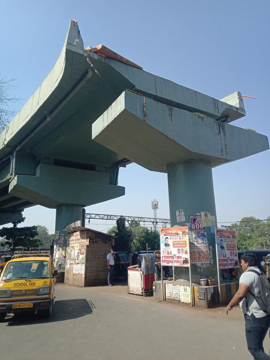 अपूर्ण पुल .केडीएमसीचा भ्रष्टाचार की अजून काही? 
येथील आमदार रविंद्र चव्हाण आणि खासदार श्रीकांत शिंदे. ठाकुर्ली. 
 #KDMC