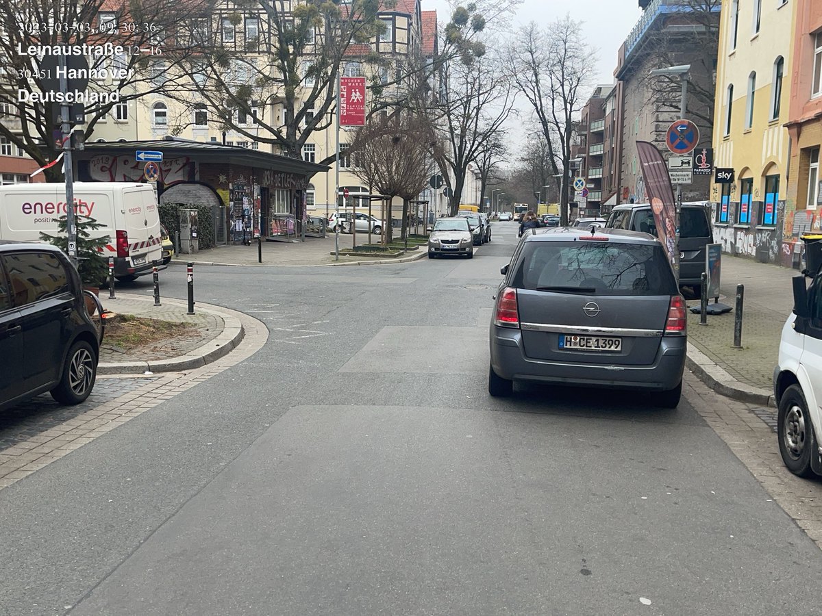 ICESonic6's tweet photo. Dann musste sicher die @Feuerwehr_H &amp; @Polizei_H Inder Leinaustr. Sich erstmal Platz schaffen gegenüber der gewohnheitsmäßigen  gesellschaftlich akzeptierten #AutoGewaltBlockade #2_Reiheparken TKreuzuung @SPDbenzin @spdlindenlimmer @LarsKelich @hannoverpolitik @hannover @NDRnds https://t.co/JCmzqTquo5