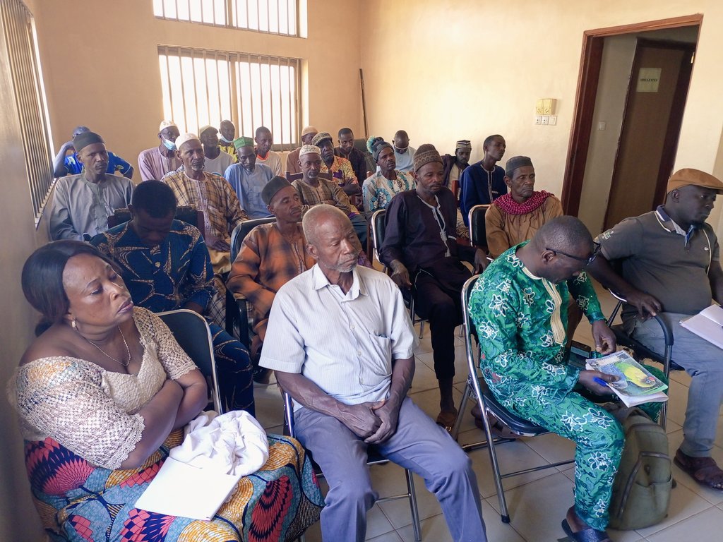 Revivez en image la séance de sensibilisation des Éleveurs avec les Forces de l'ordre, Élus locaux et Communaux,  Usagers, Membres CLE pour assurer la protection des 10ha du verger de manguier installé sur les berges de la ressource en eau par le PNE-BENIN  via le projet #TFTC3