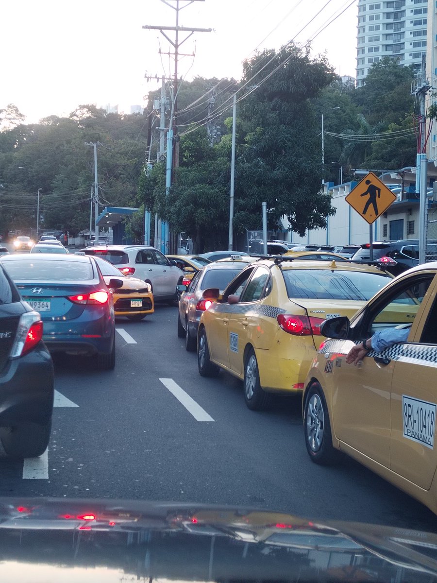 Aquí deben hacer algo las autoridades entrada del complejo todas las mañana lo mismo <a href="/tvnnoticias/">TVN Noticias</a>
 <a href="/CastaliaPascual/">Castalia Pascual F.</a> <a href="/ATTTPanama/">Autoridad del Tránsito</a> <a href="/TraficoCPanama/">Tráfico Panamá</a>