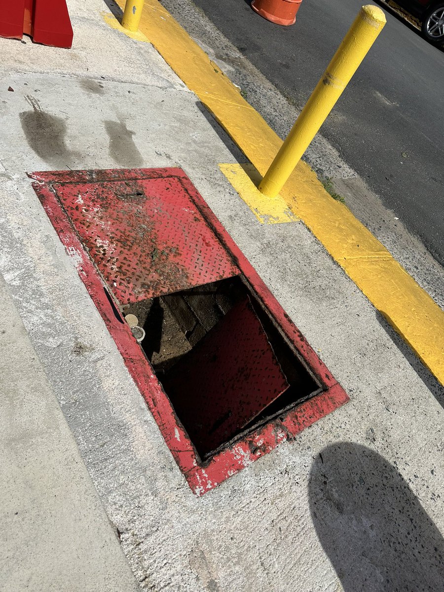 PiaWanda's tweet photo. @ACUEDUCTOSPR Calle Cervantes no. 2 Condado …en la acera, obstruye el paso…urgente https://t.co/yJLfVV3ERW