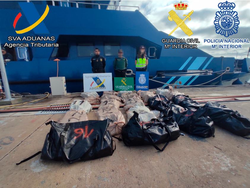 MAOC-N supports Spanish seizure of 500kg of cocaine South of the Canary Islands. On 05/01, the Spanish authorities, in a joint operation by the @policia, the @guardiacivil, and the @aduanassva seized over 500kg of cocaine on board a go-fast. maoc.eu/maoc-n-support…