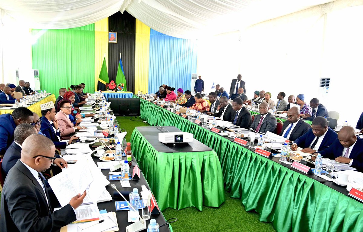 ikulumawasliano's tweet image. Rais wa Jamhuri ya Muungano wa Tanzania Mhe. Samia Suluhu Hassan akiongoza Kikao cha Baraza la Mawaziri kilichofanyika Ikulu Tunguu, Zanzibar tarehe 16 Januari, 2024.