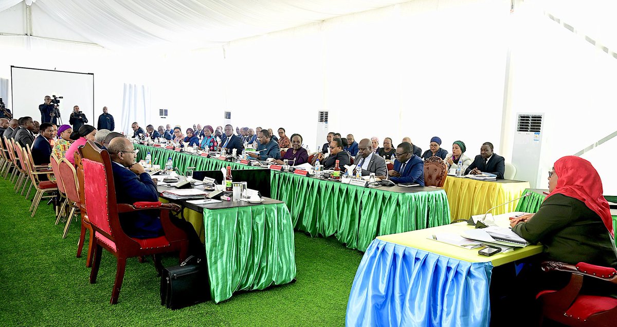 ikulumawasliano's tweet image. Rais wa Jamhuri ya Muungano wa Tanzania Mhe. Samia Suluhu Hassan akiongoza Kikao cha Baraza la Mawaziri kilichofanyika Ikulu Tunguu, Zanzibar tarehe 16 Januari, 2024.