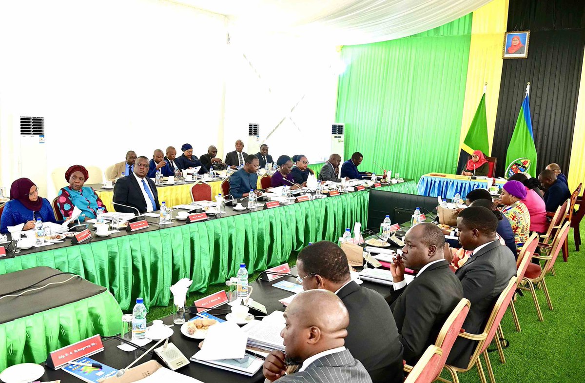 ikulumawasliano's tweet image. Rais wa Jamhuri ya Muungano wa Tanzania Mhe. Samia Suluhu Hassan akiongoza Kikao cha Baraza la Mawaziri kilichofanyika Ikulu Tunguu, Zanzibar tarehe 16 Januari, 2024.