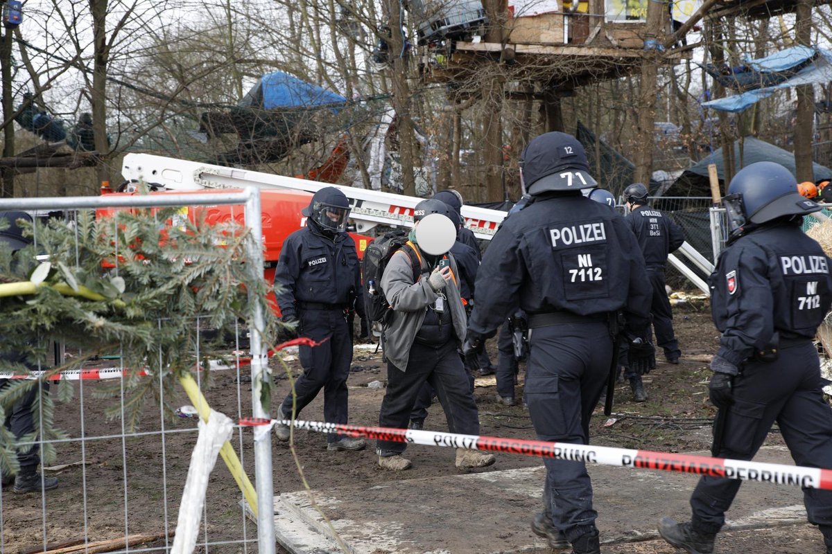 ver_jorg's tweet photo. #h1601 Pressefreiheit Hannover Räumung Tümpeltown
Heute hat die Polizei Hannover nur ca. 30 Minuten Pressefreiheit gewährt. Es wurden Journalisten aus der Räumung „abgeführt“. Zwei Journalist*innen hat die Polizei die Pressearbeit komplett vor Ort verboten. #Pressefreiheit https://t.co/6zTC25X9ef