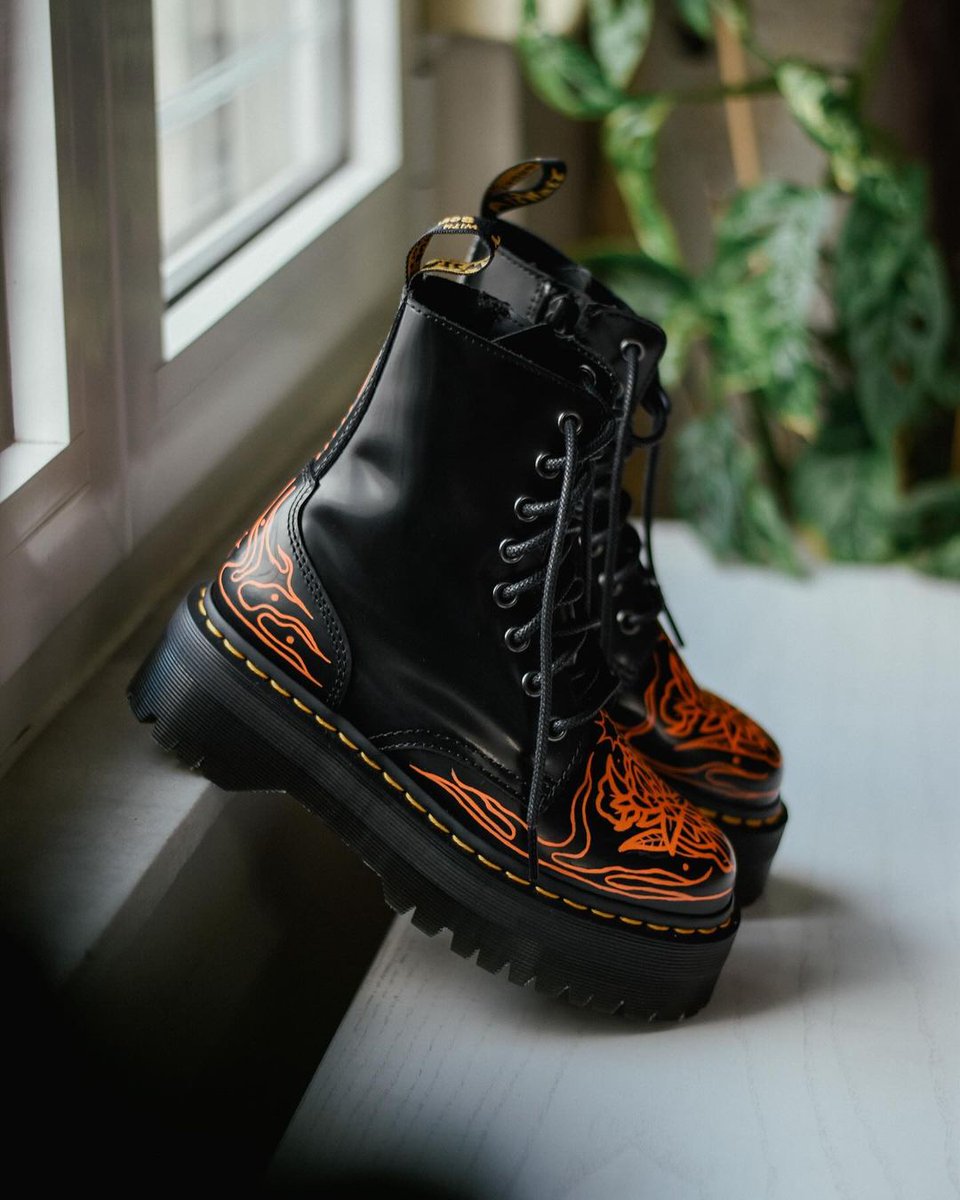 drmartens's tweet photo. We want to see your #DIYDOCS. Tag us in your posts and use the hashtag for a chance to be featured here. Need inspiration? Check out the spin kalliopilyviaki put on a pair of Jadon boots. https://t.co/GuB4lJUgfn