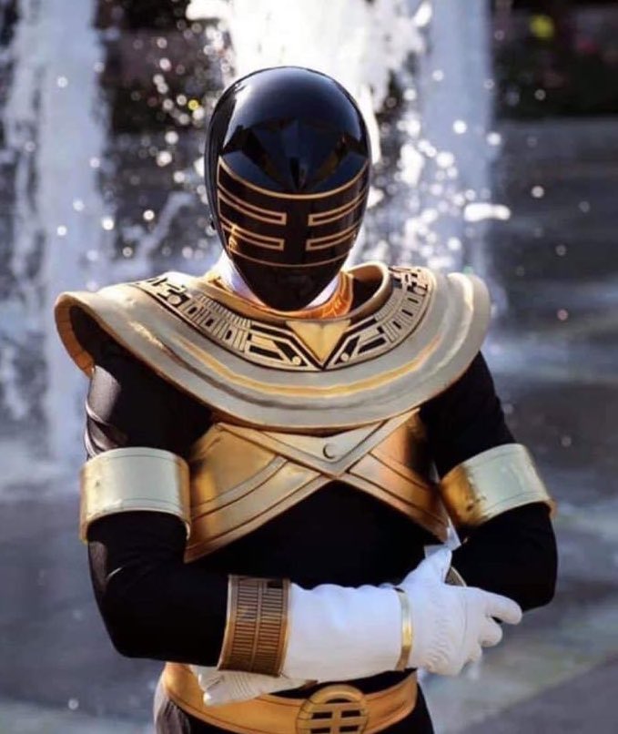 slvppy's tweet image. how mfs feel having that black turtle neck and chain combo