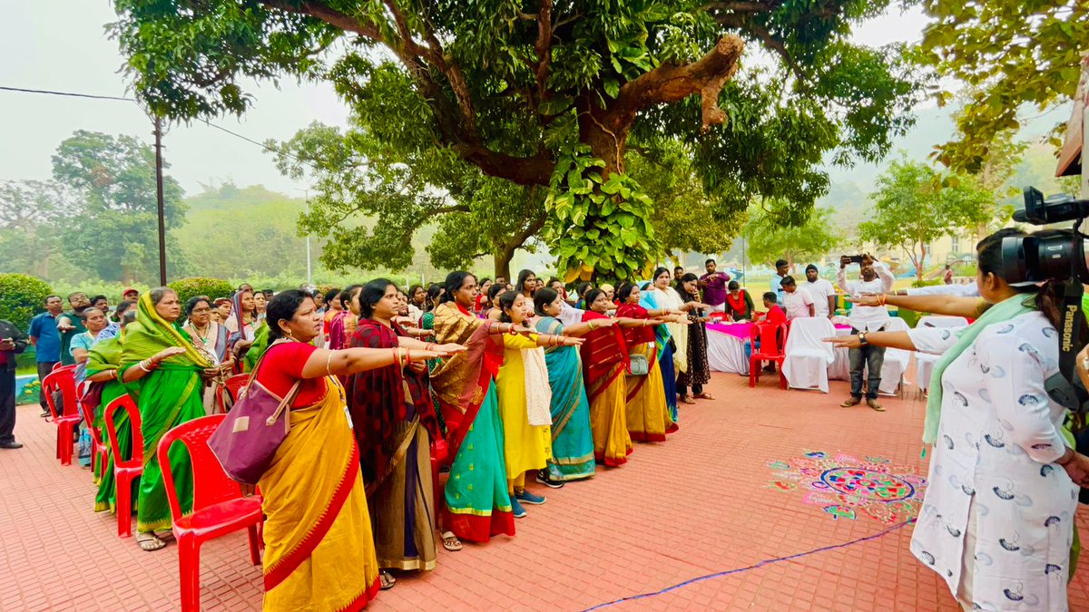 airnewscuttack's tweet photo. ଖୋର୍ଦ୍ଧା ପୌରପାରିଷଦ ଅନ୍ତର୍ଗତ ଐତିହାସିକ ବରୁଣେଇ ପୀଠରେ ବିକଶିତ ଭାରତ ସଂକଳ୍ପ ଯାତ୍ରା ଅନୁଷ୍ଠିତ#୨୦୪୭ ସୁଦ୍ଧା ଭାରତକୁ ବିକଶିତ ରାଷ୍ଟ୍ରରେ ପରିଣତ କରିବାକୁ ଶପଥ ପାଠ
#VikasitBharatSankalpYatra 
@BJP4Odisha 
@PIBBhubaneswar 
#Airnews/Subhra https://t.co/VBSEKA7WY3