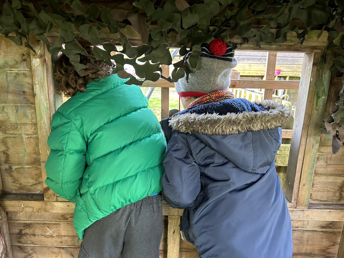 Lots of fun this morning spotting birds for the @RSPBEngland #bigschoolbirdwatch great conversation about which birds we could see and how we knew @MrsB_WFoss #wpscurriculum #science #eyfs #understandingtheworld #communicationandlanguage