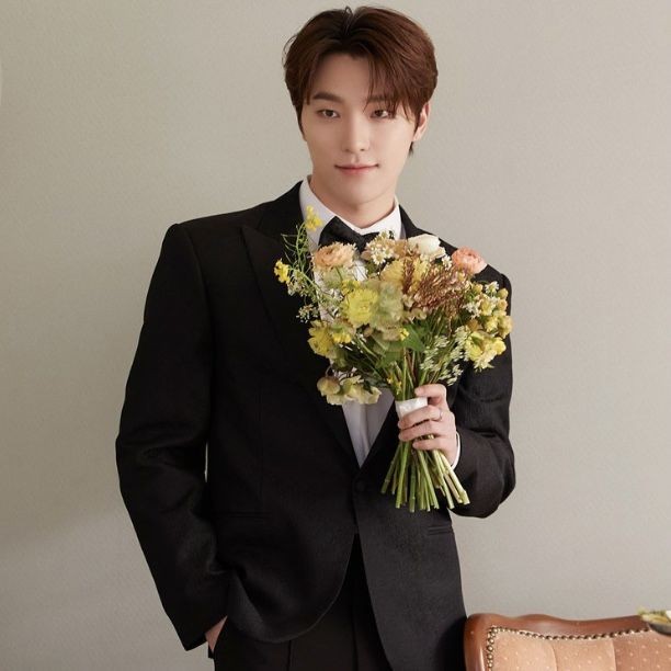 masseokmin's tweet photo. ✿   ۫   fallin ꒰ 💐 ꒱ flower  ა 𓈒 ֹ

#CaratSelcaDay #CSD #CARAT_SELCA_DAY #DINO #디노 #SEVENTEEN #세븐틴 @pledis_17 https://t.co/QLTux3l6xS