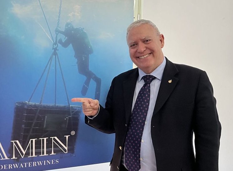 WineNewsIt's tweet photo. Più #aromi #senzaossidazione, e #vini più #stabili e #longevi: i benefici dell’#affinamento #sottacqua. A WineNews #AntonelloMaietta, presidente di “#Jamin Portofino #UnderWaterWines”, che, del cantinamento subacqueo, ha fatto un progetto d’impresa, https://t.co/Rz1p266Q2e https://t.co/I6J732KVvl