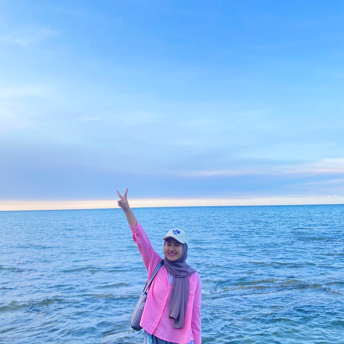 hannieboiz1004's tweet photo. Getting my daily dose of vitamin sea with jeonghannie😝🌊🐚💗

#CSD #CaratSelcaDay #SEVENTEEN #민규 #JEONGHAN @pledis_17 https://t.co/fEUd6Q1nLw