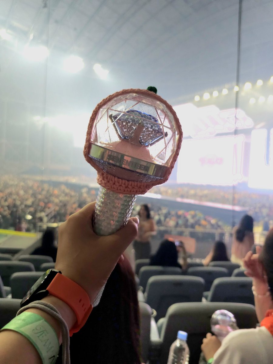 door_svt's tweet photo. 최고의 비니맛집에 뒤늦은 후기 올립니다🙇‍♀️
우리집 솜뭉치들 어디 나갈 때마다 잘 싸매서 콘서트도 같이 다녀요 넘 감사하게도 너무너무 귀여운 캐럿봉 커버도 받앗었어요 깜찍한거 보이시냐구🫶 진짜 감동🥹 그리고 최근작 우비는 정말 최고의 선택 최고의 모자맛집❤️
@BabtingGu https://t.co/3Q8LD5hQgM