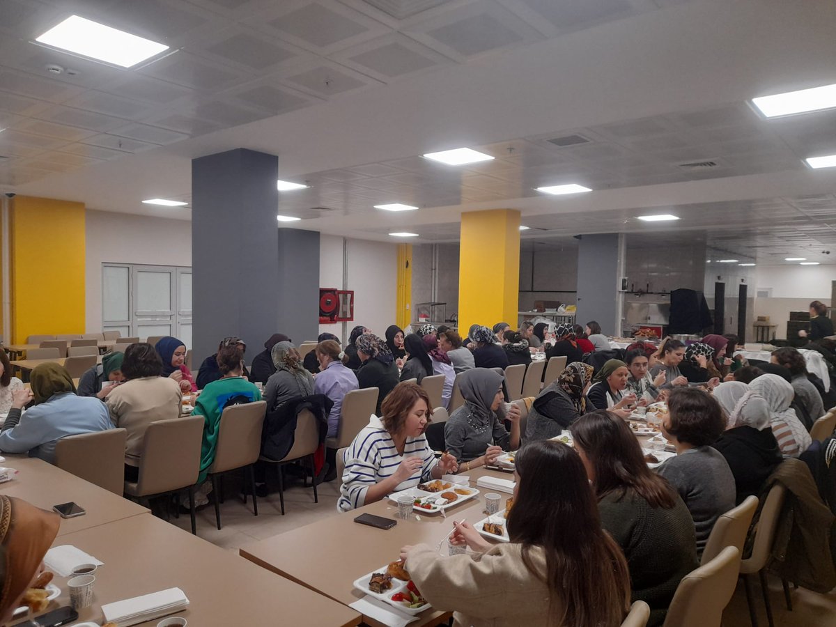 Pamukkale yurdumuzda İl Müdürümüzün teşekkür belgelerini Müdüre Hanım <a href="/vildanbasbug/">Vildan Basbug 🟢 🇹🇷</a> temizlik personellerimize takdim etti. Ardından hoş sohbetlerle kahvaltıda buluştuk. Emeklerinden dolayı herkese teşekkür ederiz. <a href="/omer_ilman/">Ömer İlman</a> <a href="/GSB_Denizli/">Denizli Gençlik ve Spor İl Müdürlüğü</a> <a href="/DenizliKYGM/">GSB Denizli Yurtları</a>