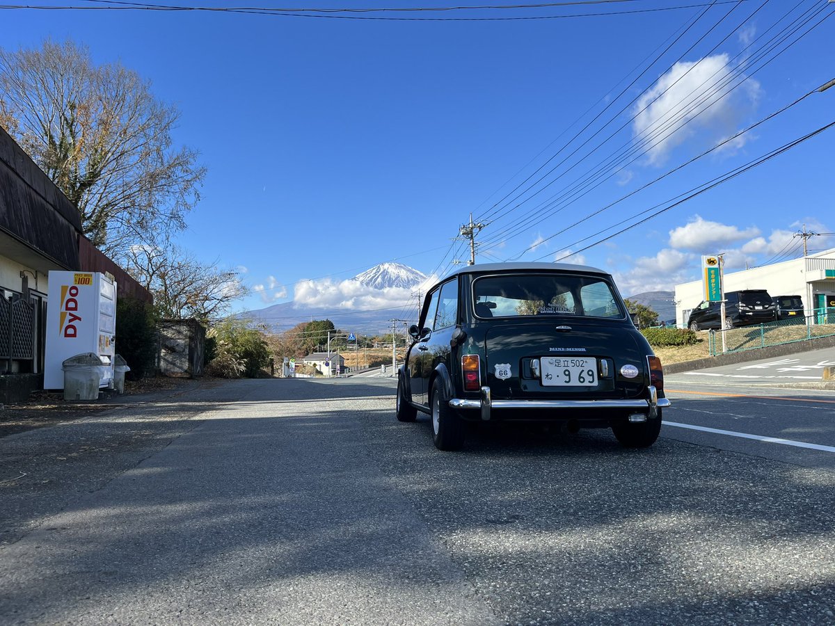 jimmiy12's tweet photo. 家族や友達が乗れてクーラーが効いてオートマで故障の心配がない車がもう一台あったらなと思う時がある。がそんなお金があったらミニに使ってしまってしまうからしょうがないね https://t.co/r4lByIfLys
