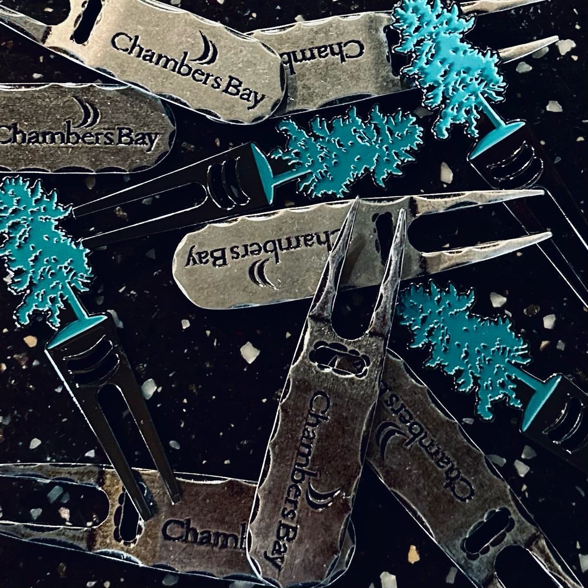 PRG_Golf's tweet photo. Accessories heaven at @ChambersBayGolf, another great #PRGProShop display. 👀
These unique ball markers designed for the Major Championship host, also include the iconic image of their 80-year-old Douglas Fir, the one-and-only tree that resides on the golf course at Chambers Bay. https://t.co/MvdIegRbH9
