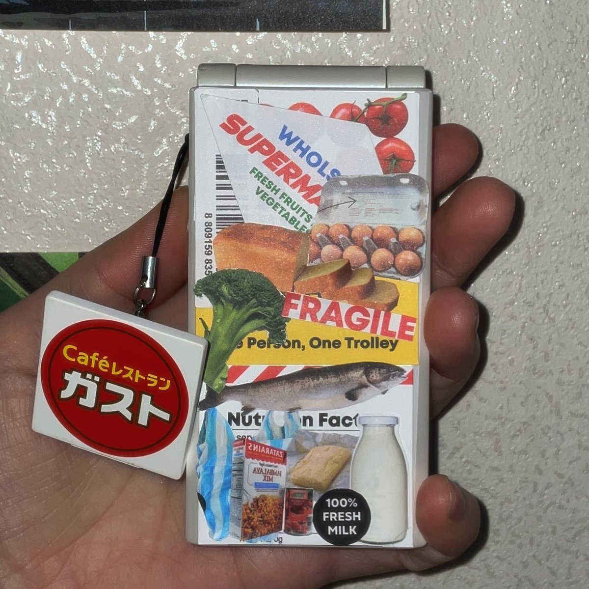 mmy5735's tweet photo. 어릴때부터 갖고싶던 일본 스쿨백 산 기념으로
키링 주렁주렁 달고 일본에서썼던 투디폰 스티커범벅해서 어깨 무겁게하기 성공
#폰꾸 #가챠 #おすすめ #韓国人 #���トロ #키링 #ootd #fashion https://t.co/6OAdY551p2