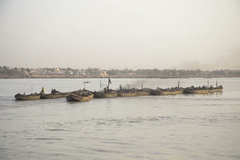 Hamdia_picture's tweet photo. “Extractiion du sable”
Les extracteurs du sable vivent sur le long du fleuve Niger. 
#documentaryphotography
#streetphotography
#extrateur #sable #fleuvenigermali #bamako #paysagephotography #fleuvenature #pirogue #afriquedelouest #freleancephotographer #filmdocumentary. https://t.co/aydAcXB7X9
