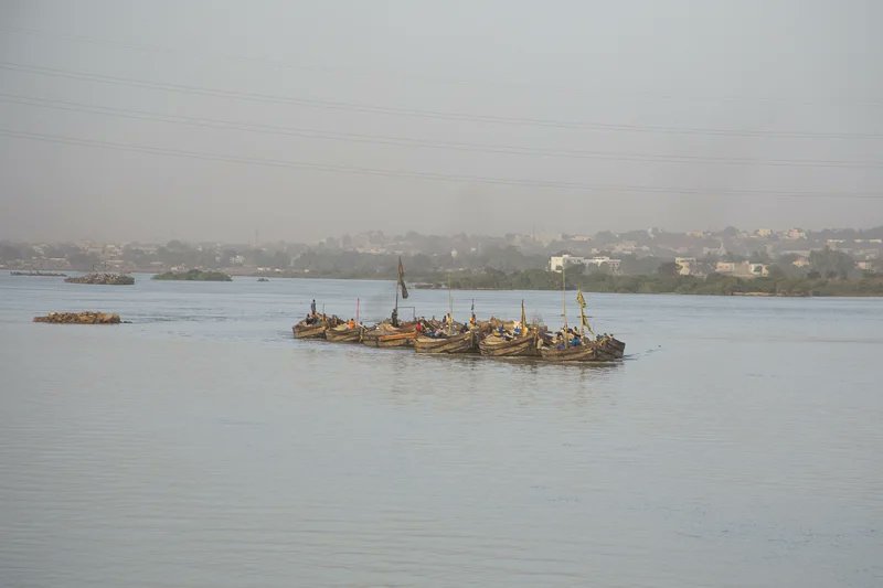 Hamdia_picture's tweet photo. “Extractiion du sable”
Les extracteurs du sable vivent sur le long du fleuve Niger. 
#documentaryphotography
#streetphotography
#extrateur #sable #fleuvenigermali #bamako #paysagephotography #fleuvenature #pirogue #afriquedelouest #freleancephotographer #filmdocumentary. https://t.co/aydAcXB7X9