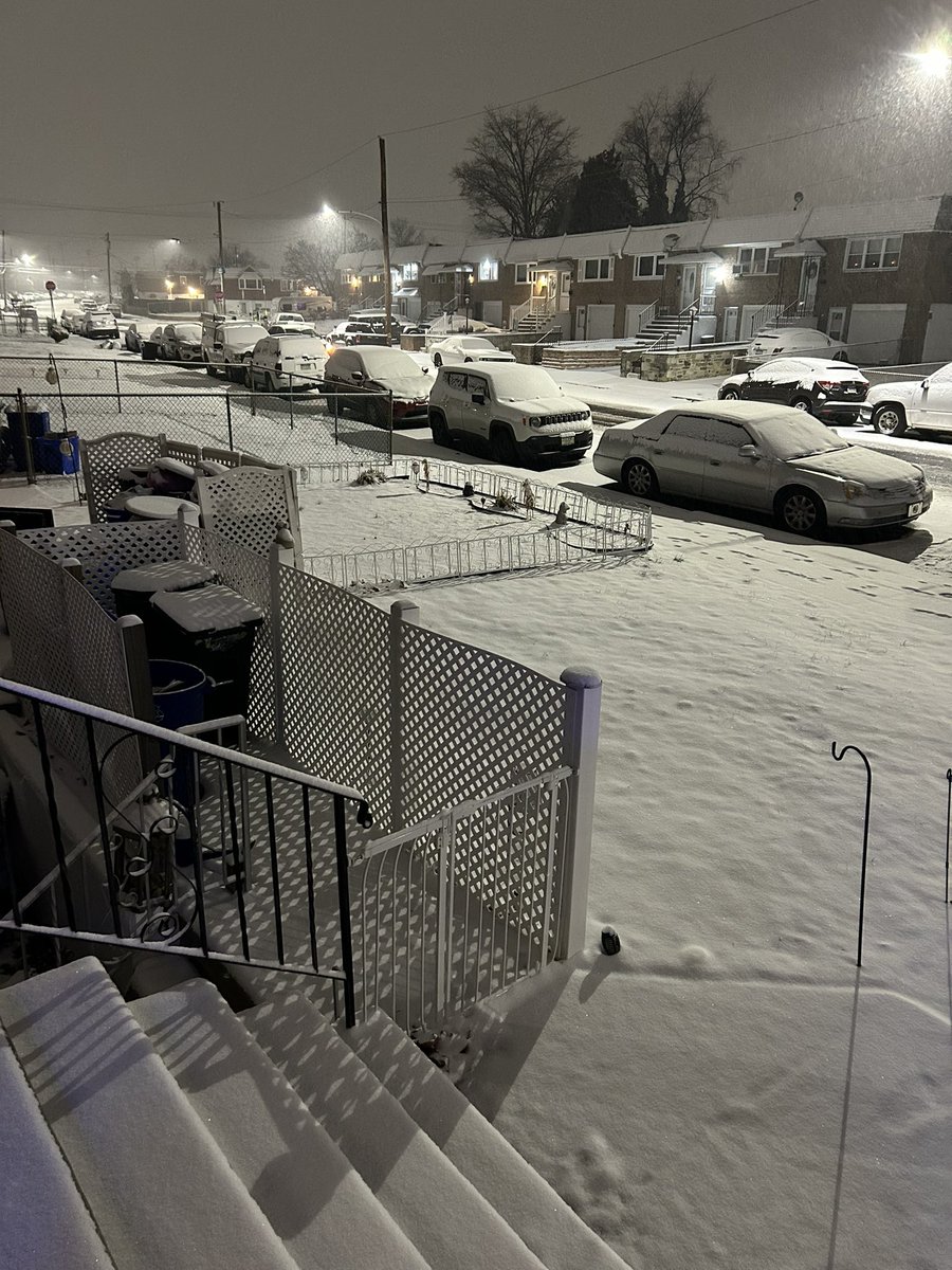 Babs7101's tweet photo. @SueSerioFox29 @FOX29philly IDK if there’s a lull in the action but here’s the outside look from my front door now in the Far Northeast section of Philly https://t.co/fIXGLjCFCe