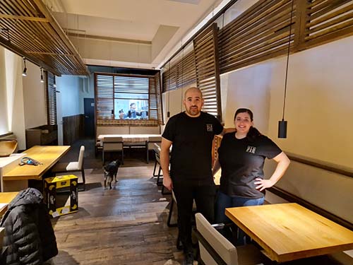 sants3radio's tweet photo. El Restaurant #Alapar del #PobleSec s'endú el Premi Barcelona Restauració i protagonitza el @JocdeCartesTV3.🍽️ Al #SantsMontjuïcAlDia entrevistem als seus propietaris, Jaume Marambio i Vicky Maccarone.

🎧Audio👉https://t.co/kSQm9JvBBW
📰Notícia📸Fotos👉https://t.co/JI3rvqPmCD https://t.co/xixkDZr0vQ