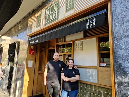 sants3radio's tweet photo. El Restaurant #Alapar del #PobleSec s'endú el Premi Barcelona Restauració i protagonitza el @JocdeCartesTV3.🍽️ Al #SantsMontjuïcAlDia entrevistem als seus propietaris, Jaume Marambio i Vicky Maccarone.

🎧Audio👉https://t.co/kSQm9JvBBW
📰Notícia📸Fotos👉https://t.co/JI3rvqPmCD https://t.co/xixkDZr0vQ