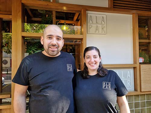 sants3radio's tweet photo. El Restaurant #Alapar del #PobleSec s'endú el Premi Barcelona Restauració i protagonitza el @JocdeCartesTV3.🍽️ Al #SantsMontjuïcAlDia entrevistem als seus propietaris, Jaume Marambio i Vicky Maccarone.

🎧Audio👉https://t.co/kSQm9JvBBW
📰Notícia📸Fotos👉https://t.co/JI3rvqPmCD https://t.co/xixkDZr0vQ