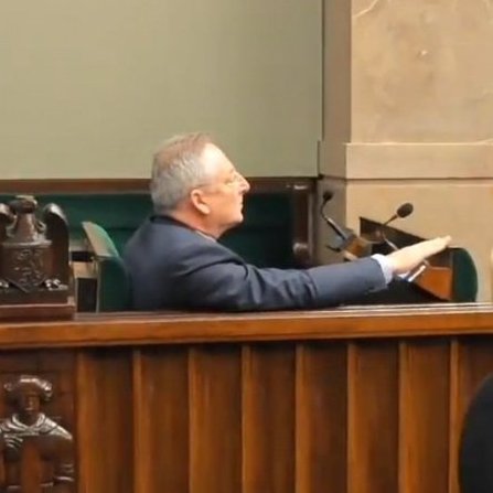z0rr064's tweet photo. Wszyscy zbulwersowani postawą POdpułkownika piromana że podczas hymnu dupy nie ruszył .. 
Stawiam dolary przeciw orzechom, na 100% był najebany albo na kacu..
Takie to teraz czasy w Polsce nastały, że ludzie bez kultury, zajmują się kulturą. https://t.co/LJ3OyVZp0T