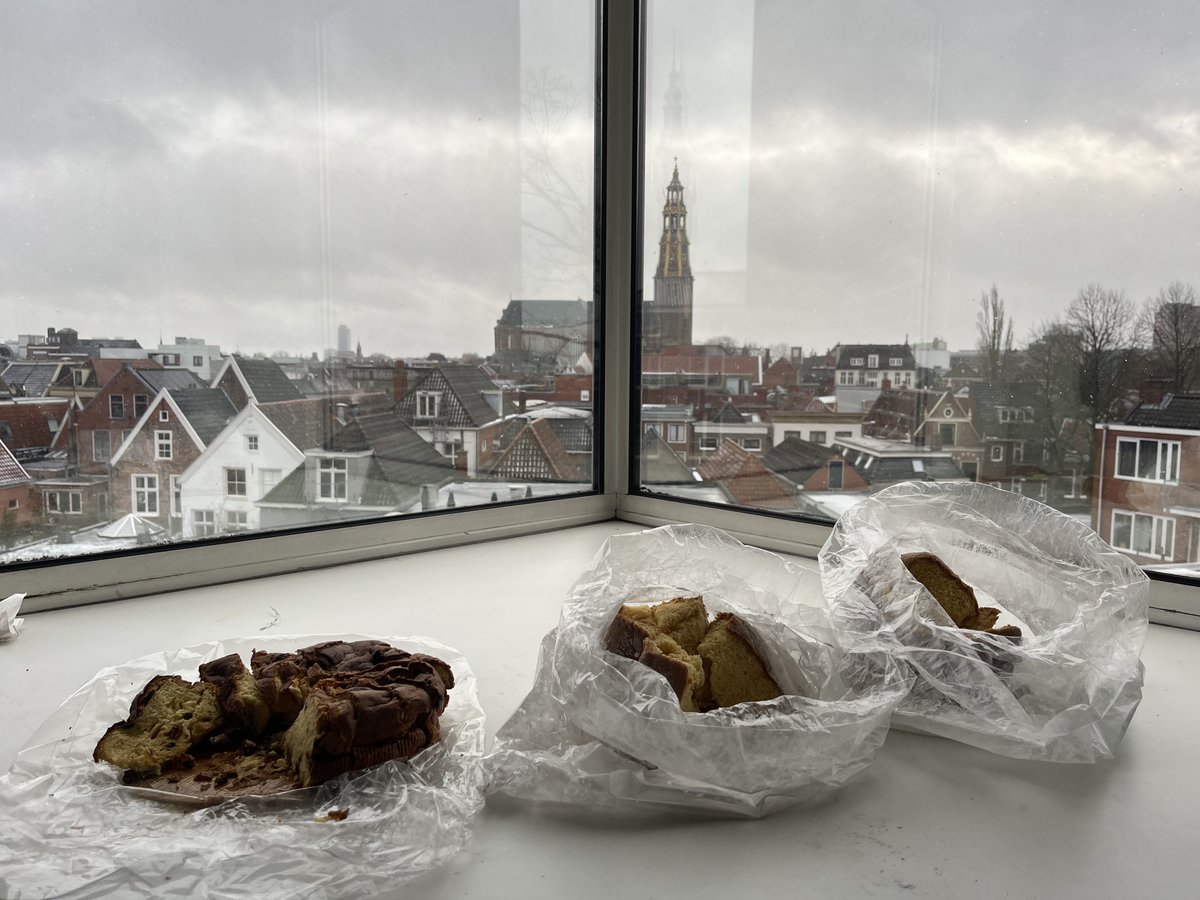 Snowy Groningen provides the perfect backdrop for today's contest @GroNLP: Pandoro or Panettone? About twenty of us subjected themselves to substantial tasting (tough life, here). And the winner is... (well, poll - and eating - still ongoing 😬)