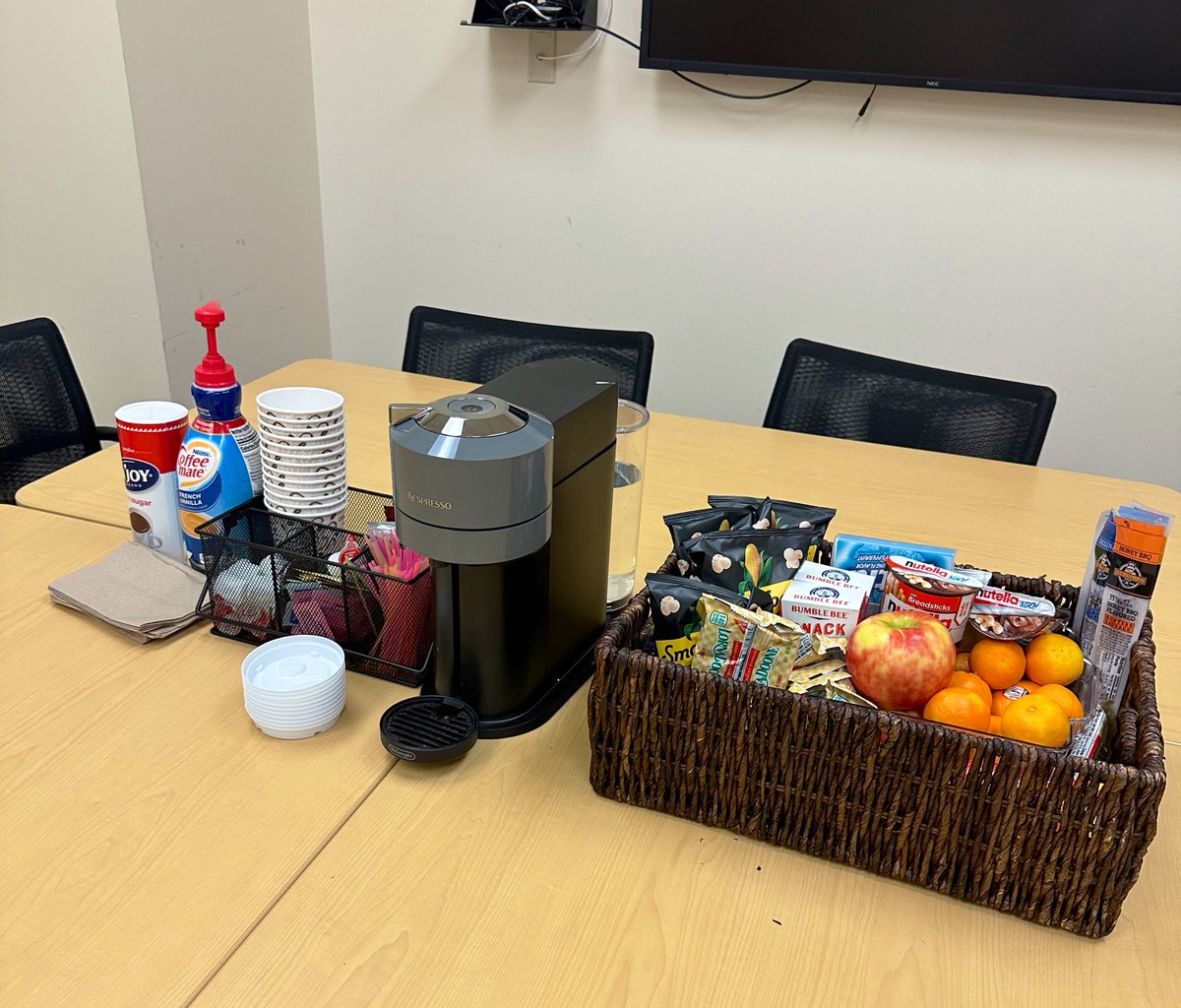Hey @UMPedsSurg faculty. The standard is set!! Snacks and coffee provided per @erikaanewman for her week on service. What should we have next week 🧐 #pedsurgbestsurg