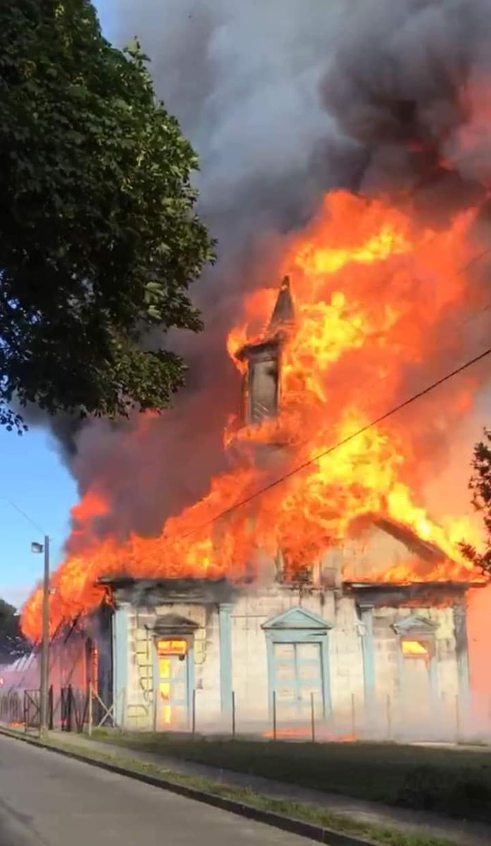 LdelSurNoticias's tweet photo. 🔵 #CARELMAPU #AHORA: Voraz incendio en Iglesia  patrimonial e histórica de #Carelmapu, construida en 1913 con mas de 111 años de Historia. Trabaja Bomberos de #Maullin , #Carelmapu y #Calbuco. El fuego consumió  totalmente la iglesia . Se  evitó la  propagación . https://t.co/NdNVw83Dox