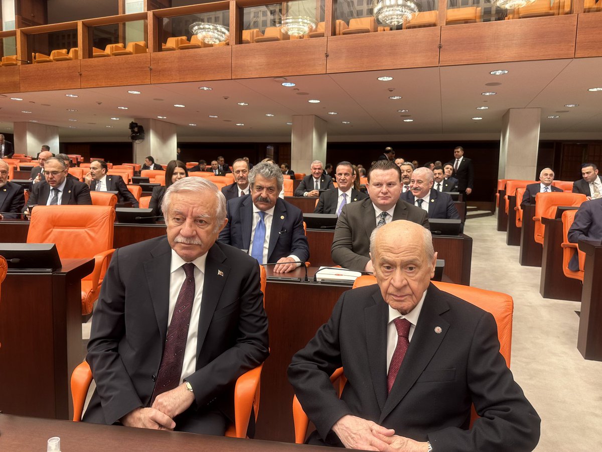 MhpTbmmGrubu's tweet photo. Genel Başkanımız Sayın Devlet Bahçeli @dbdevletbahceli, Milli Savunma ve Dışişleri Bakanlarının Pençe Kilit Harekat Bölgesinde meydana gelen hain terör saldırılarına yönelik bilgilendirecekleri oturum münasebetiyle TBMM Genel Kurulunda. https://t.co/U9pofs2nqM