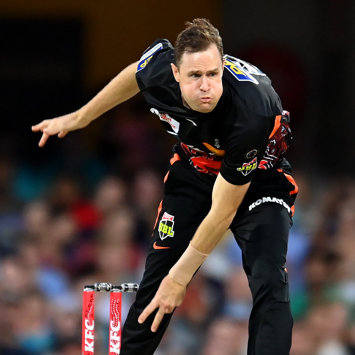 MIPaltan_Xtra's tweet photo. Jason Behrendorff in the 19th over against Sydney Sixers:
W W 0 2 0 2+run out.
Brilliant last over from Behrendorff who finishes with an excellent spell of 3/35(4) which keeps his team alive in the game. #BBL #Behrendorff #MumbaiIndians #CricketTwitter https://t.co/xR0HBUjJf7